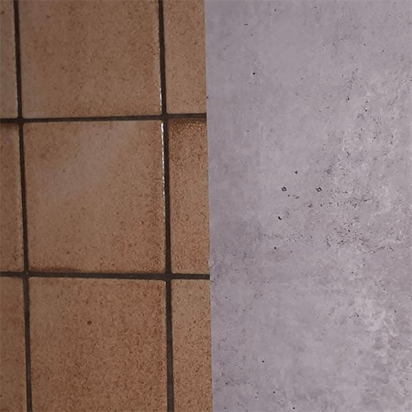 Ancien carrelage, à moitié recouvert par la crédence