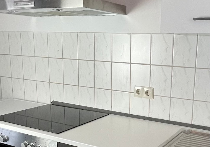 Cuisine avant, avec carrelage blanc